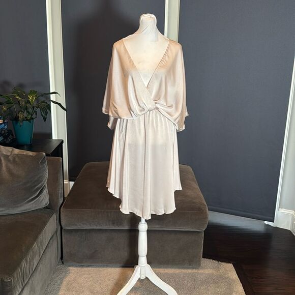 Deep V-Neck Short Summer Dress Half Batwing Sleeves Lightweight Size S NEW - Picture 1 of 11